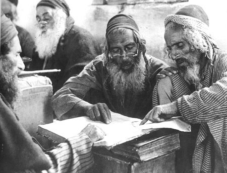 Yemenite_elders_studying_Torah