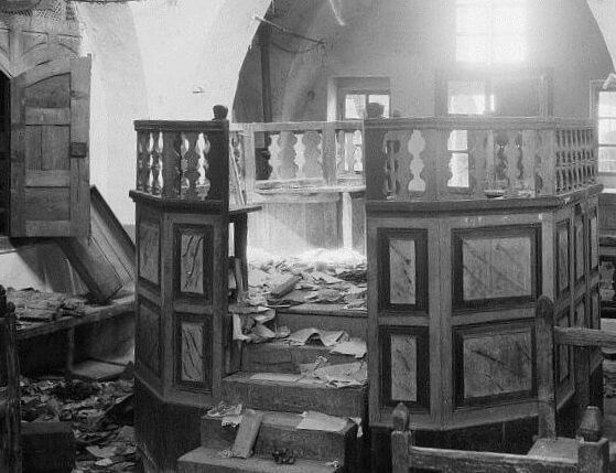 Descrated_synagogue_Hebron_1929