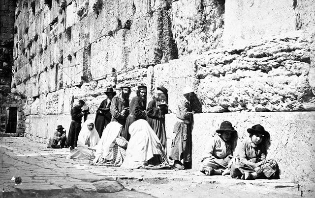 Jews_at_Western_Wall_by_Felix_Bonfils_1870s