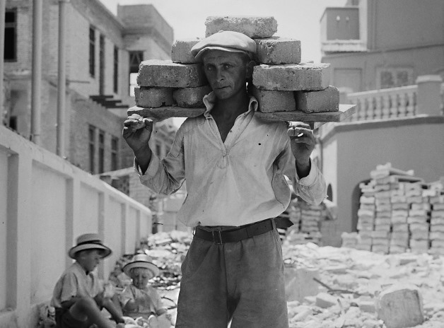 Worker_carrying_bricks_in_Tel_Aviv
