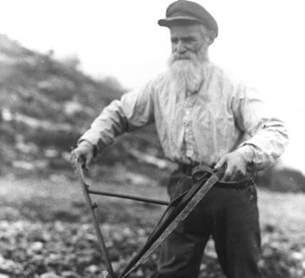 FARMER_AT_KFAR_HASSIDIM_PLOUGHING_FIELD_1937