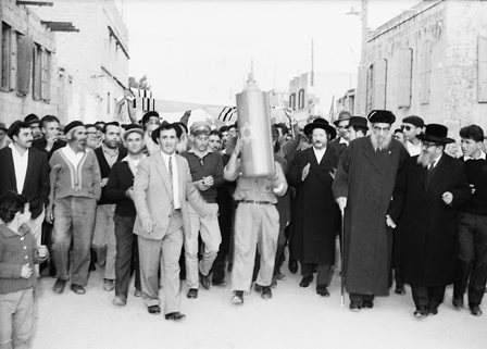 Dancing_with_Sefer_Torah