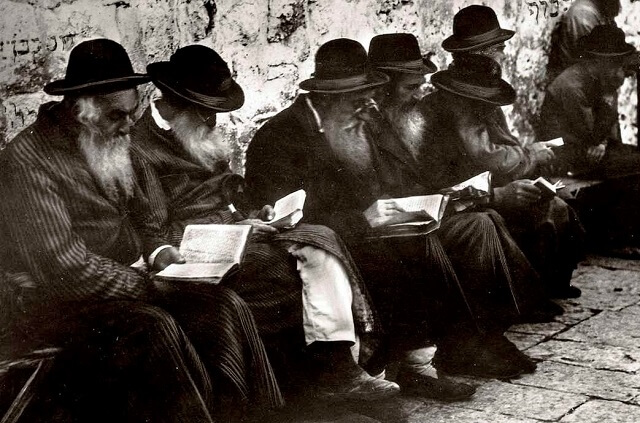 g src=/images/prayer-kotel-1929.jpg width=100% border=1