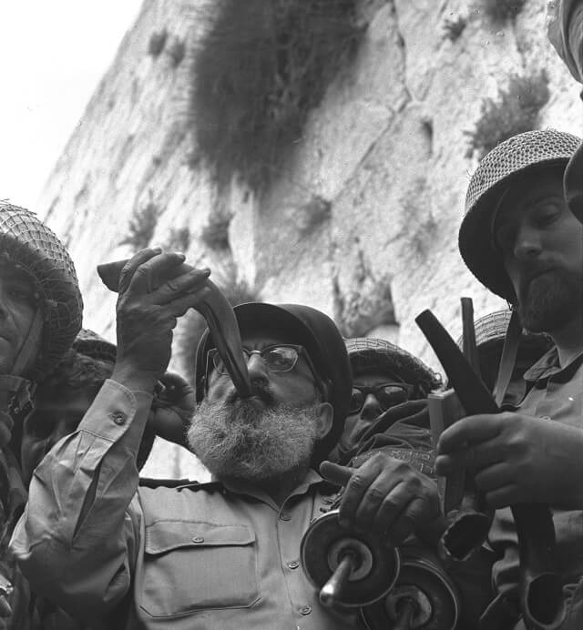 g src=/images/rabbi-goren-1967.jpg width=100%