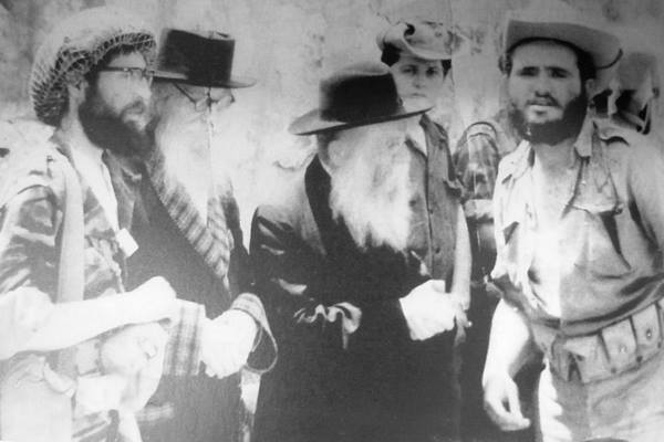 img src=/images/rav-tzvi-yehuda-at-kotel.jpg width=100% align=left