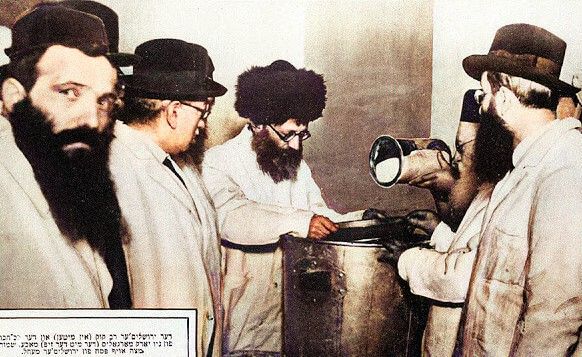 Rav_Kook_overseeing_matzah_baking_in_US_1924